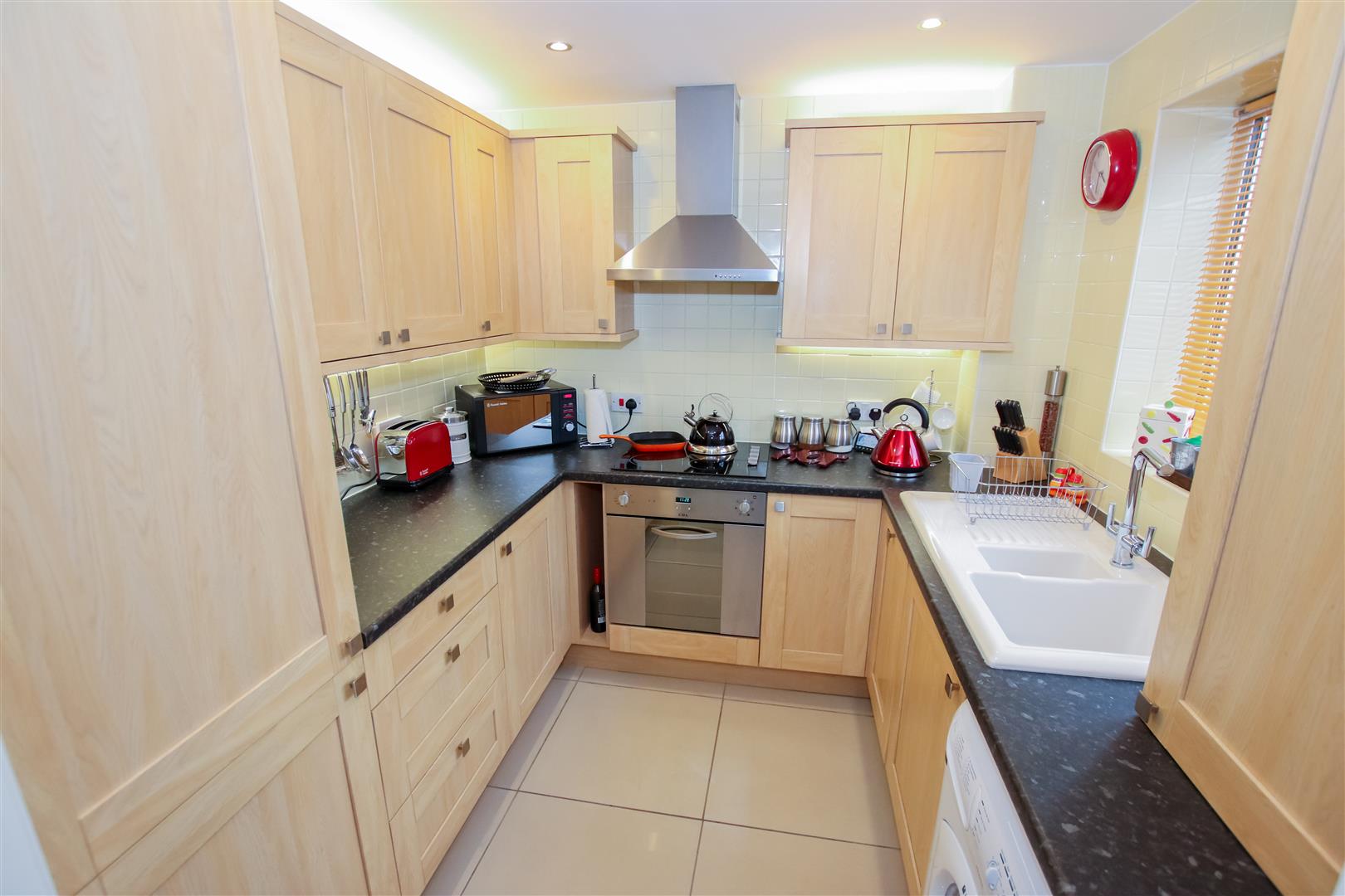 MODERN FITTED KITCHEN